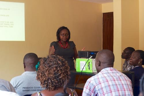 talking-to-urn-staff-at-the-training-1