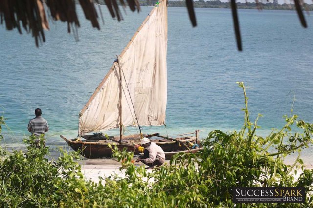 6-tanzania-lazy-lagoon-retreat-buying-fish